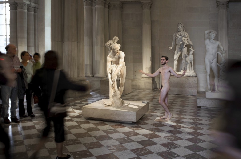 Cristina Lucas, desnudo en el Louvre