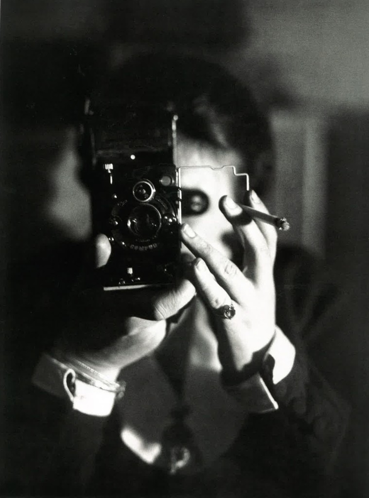 Germaine Krull 01_Selbstportrait mit Ikarette, um 1925 01_Self-portrait with Icarette, circa 1925 Silbergelatineabzug, 23,6 x 17,5 cm Ankauf dank des Mäzenats von Yves Rocher, 2011. Frühere Sammlung Christian Bouqueret, Centre Pompidou, Paris. Musée national d'art moderne/Centre de creation, industrielle. Gelatin silver print, 23.6 x 17.5 cm Acquired with the support of Yves Rocher, 2011. Former collection Christian Bouqueret, Centre Pompidou, Paris. Musée national d'art mo-derne/Centre de creation, industrielle. © Estate Germaine Krull, Museum Folkwang, Essen, Photo © Centre Pompidou, MNAM-CCI, Dist. RMN-Grand Palais / image Centre, Pompidou, MNAM-CCI