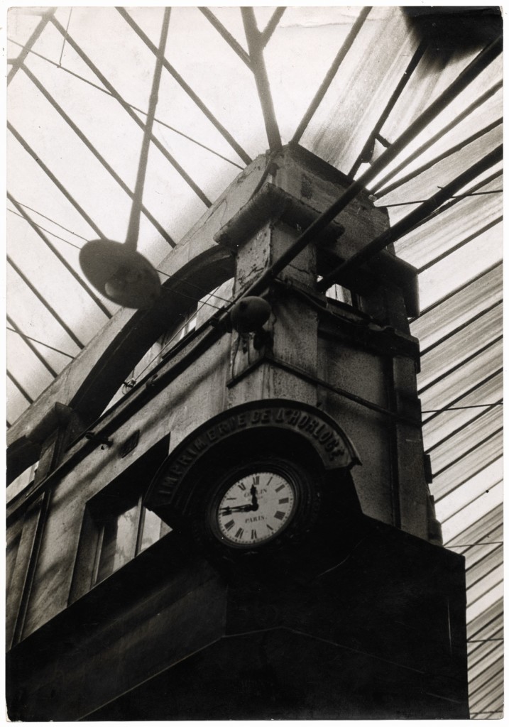 Germaine Krull 04_Alte Architektur: Druck der Uhrzeit, 1928 04_Old Architecture: Pressure of time, 1928 Silbergelatineabzug, 21,9 x 15,2 cm Amsab-Institut f¸r Sozialgeschichte, Gent Gelatin silver print, 21.9 x 15.2 cm Amsab-Institute of Social History, Ghent © Estate Germaine Krull, Museum Folkwang, Essen