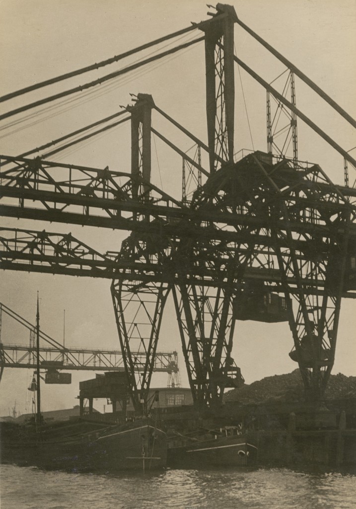 Germaine Krull 07_Br¸ckenkran, Rotterdam. Serie ìMetallì, um 1926 07_Bridge Crane, Rotterdam. Series ìMetalî circa 1926 Silbergelatineabzug, 21,9 x 15,3 cm Stiftung Ann und J¸rgen Wilde, Pinakothek der Moderne, M¸nchen Gelatin silver print, 21.9 x 15.3 cm Stiftung Ann und J¸rgen Wilde, Pinakothek der Moderne, M¸nchen © Estate Germaine Krull, Museum Folkwang, Essen