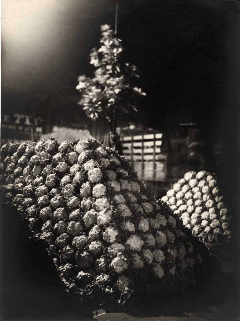 Germaine Krull 03_Les Halles in der Nacht (in Freundschaft zu Van Ecke), um 1920 03_Les Halles at Night (in friendship with Van Ecke), circa 1920 Silbergelatineabzug, 22 x 16,2 cm Amsab-Institut f¸r Sozialgeschichte, Gent Gelatin silver print, 22 x 16.2 cm Amsab-Institute of Social History, Ghent © Estate Germaine Krull, Museum Folkwang, Essen